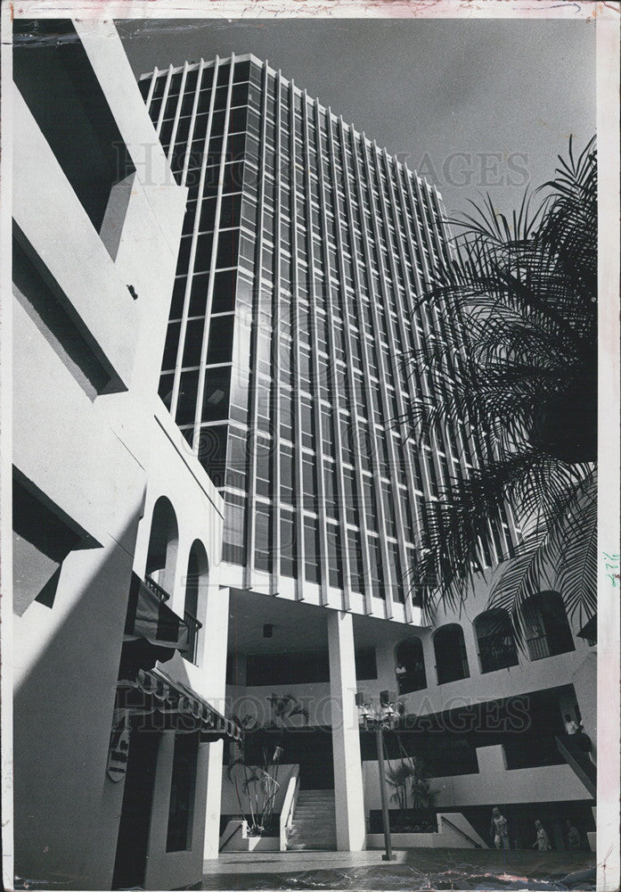 1990 Press Photo The Plaza Towers in St. Petersburg offers offices and shopping. - Historic Images