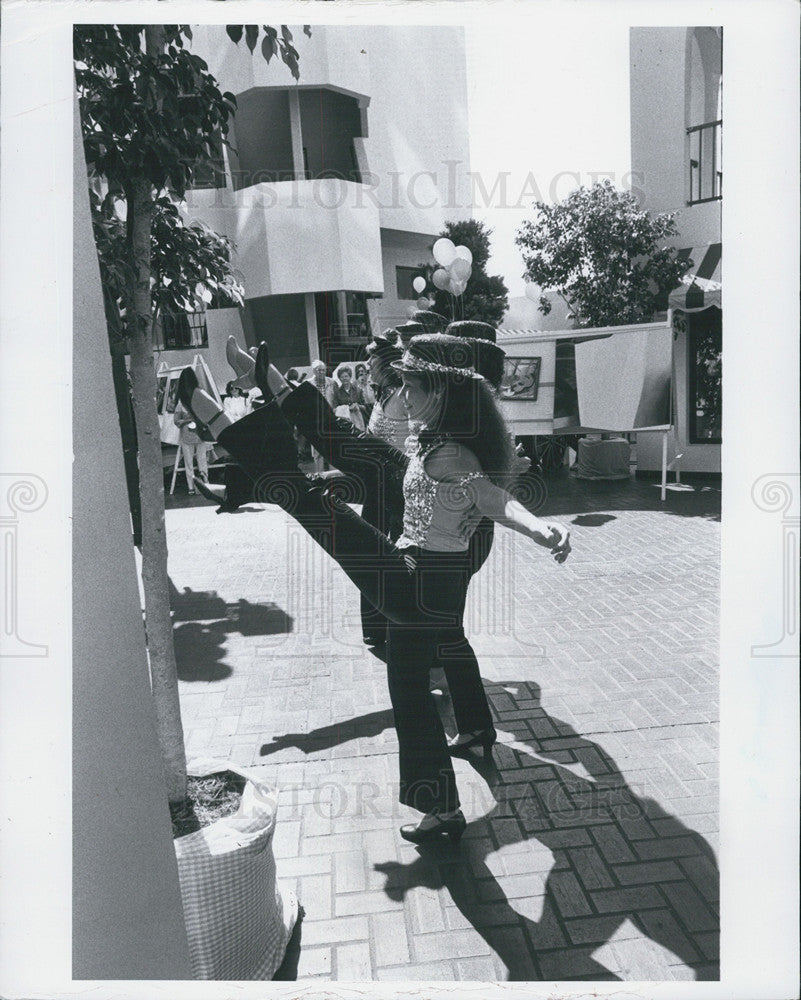 1983 Press Photo Entertainment on The Plaza in St. Petersburg, Fl - Historic Images