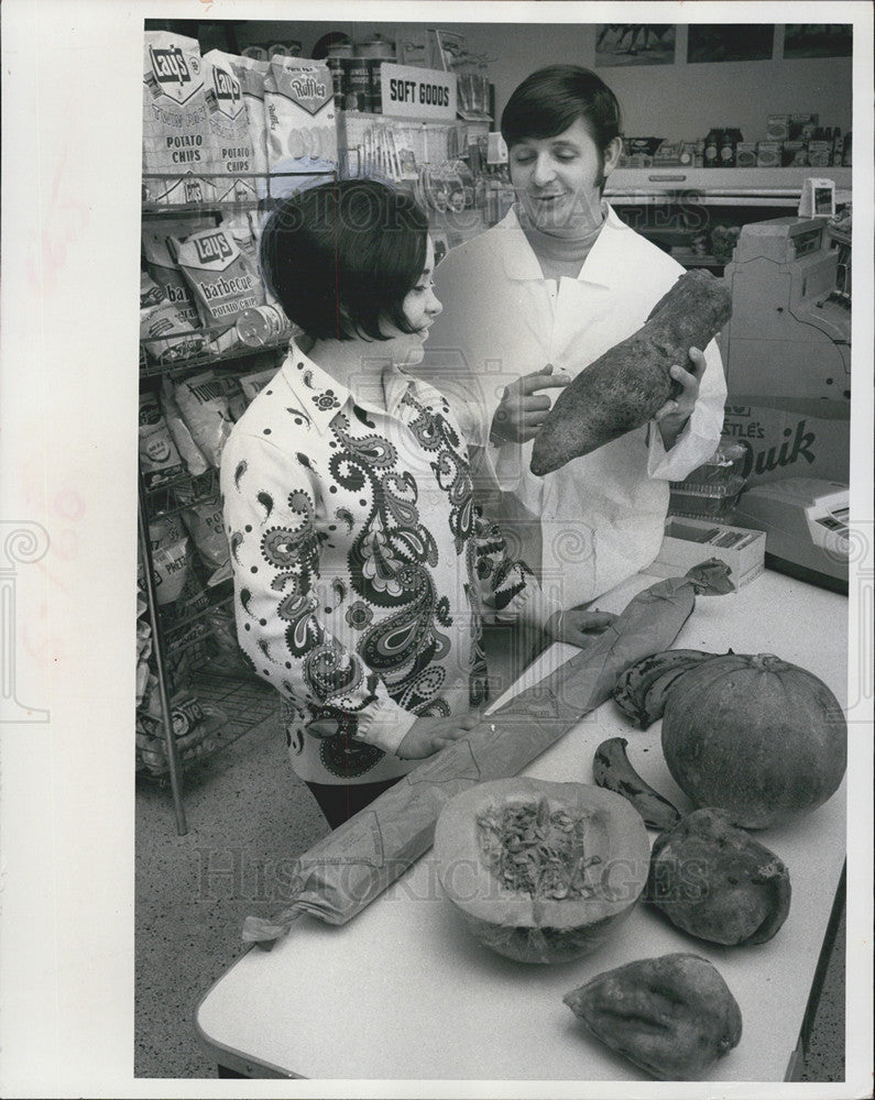 1971 Press Photo Spanish-American Grocery Market - Historic Images