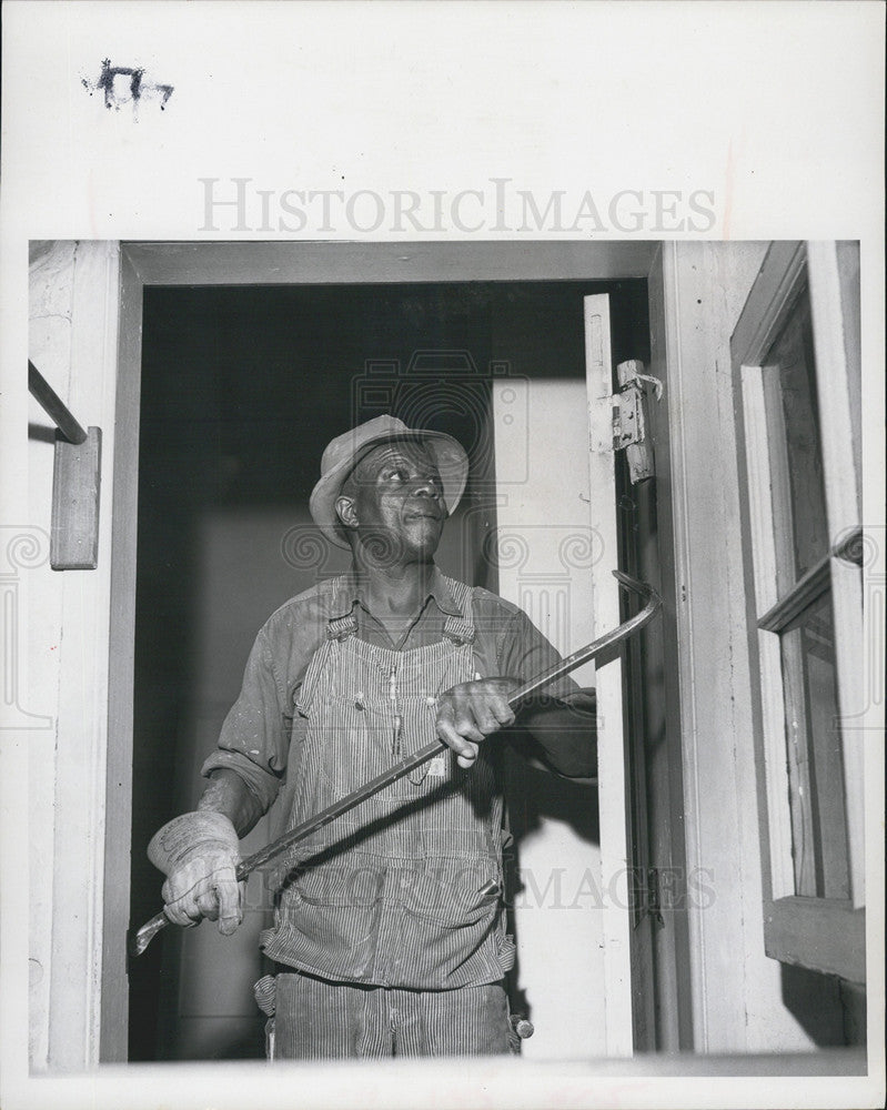 1968 Press Photo Housewrecker James Worthey Breaking Down A Door Tallahassee - Historic Images