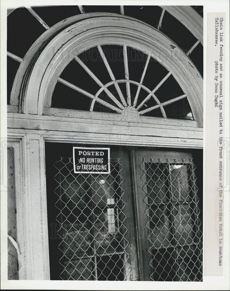 1981 Press Photo Floridian Hotel Entrance Fenced Up No Trespassing SIgn - Historic Images