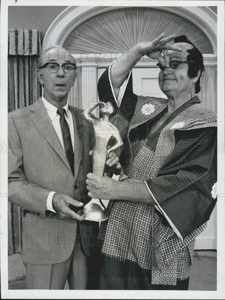 1969 Press Photo Red Skelton Show Star With Guest Jack Albertson Prize Skit - Historic Images