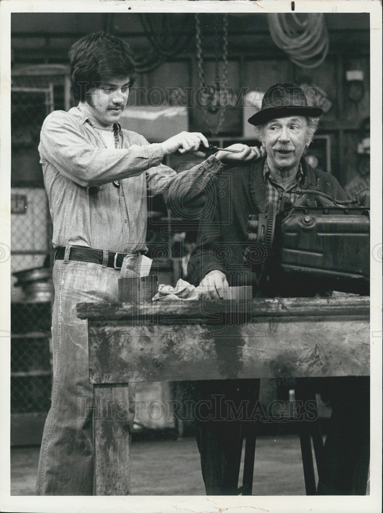 1974 Press Photo Freddie Prinze &amp; Jack Albertson Star In &quot;Chico And The Man&quot; - Historic Images