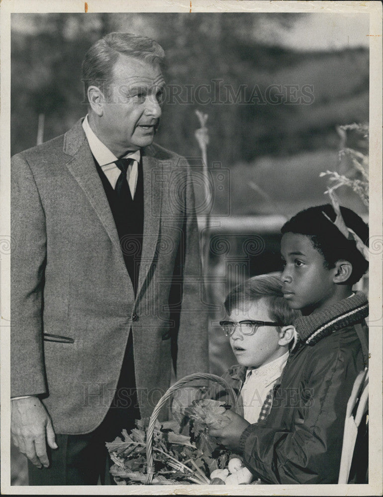 1970 Press Photo Green Acres Series Eddie Albert Christopher Wheeler - Historic Images