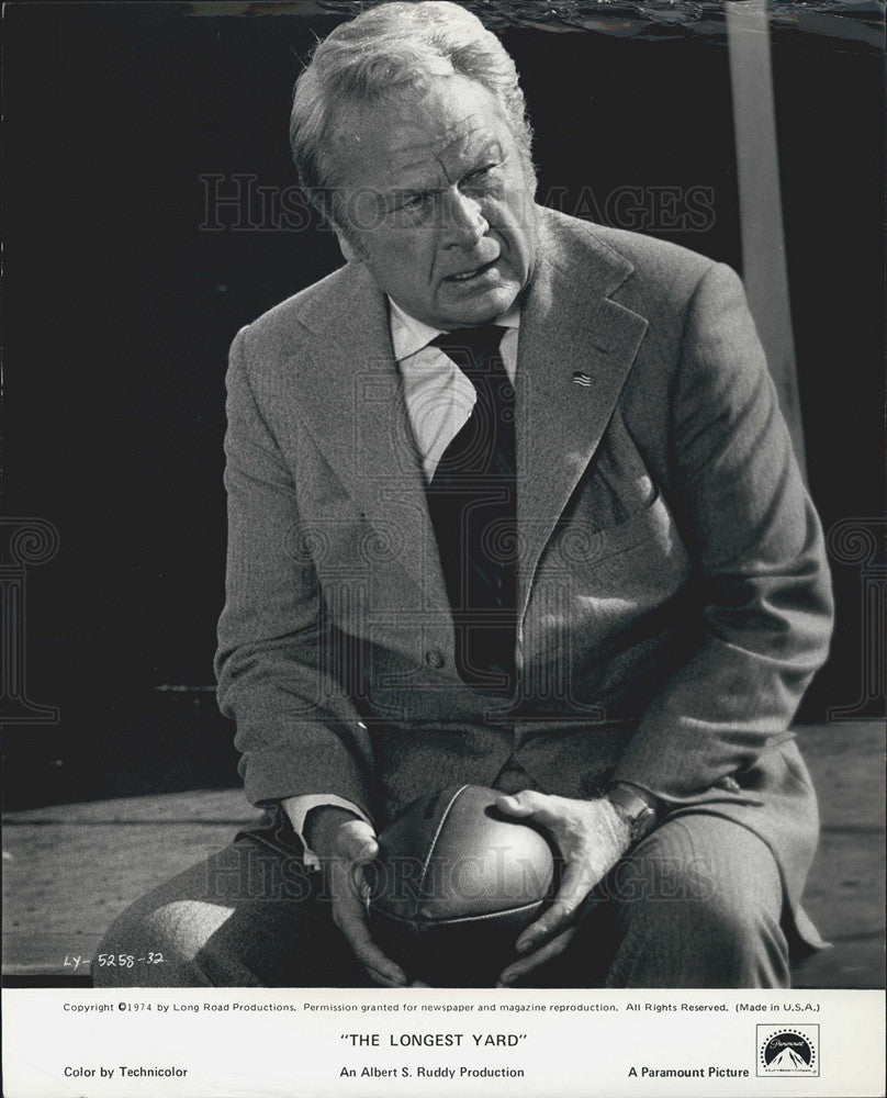 1974 Press Photo The Longest Yard Film Actor Eddie Albert Holding Football Scene - Historic Images