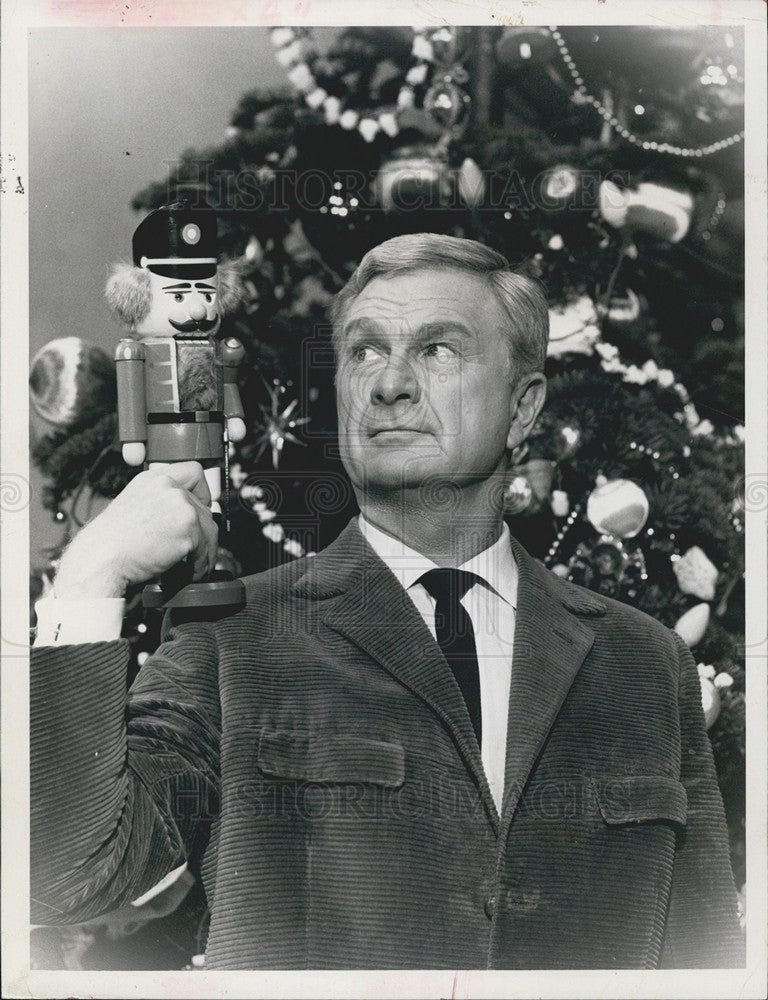 Press Photo Actor Eddie Albert Holding Nutcracker With Christmas Tree - Historic Images