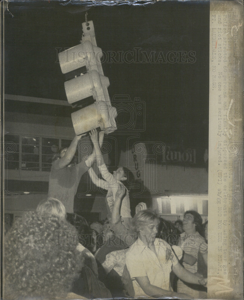 1976 Press Photo Rioting Group Taking Down Stop Light New Year&#39;s Eve - Historic Images