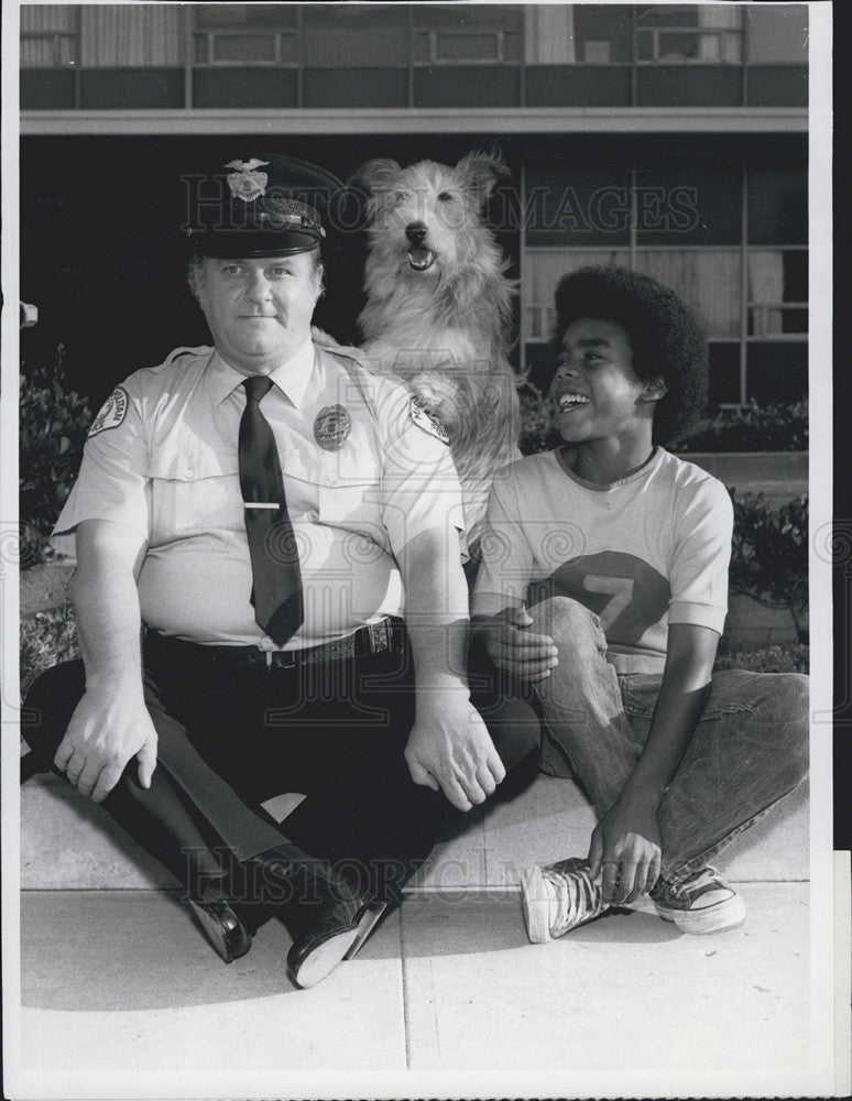 1975 Press Photo Charles Durning, Dog, and Orphan in &quot;The Cop and the Kid&quot; - Historic Images