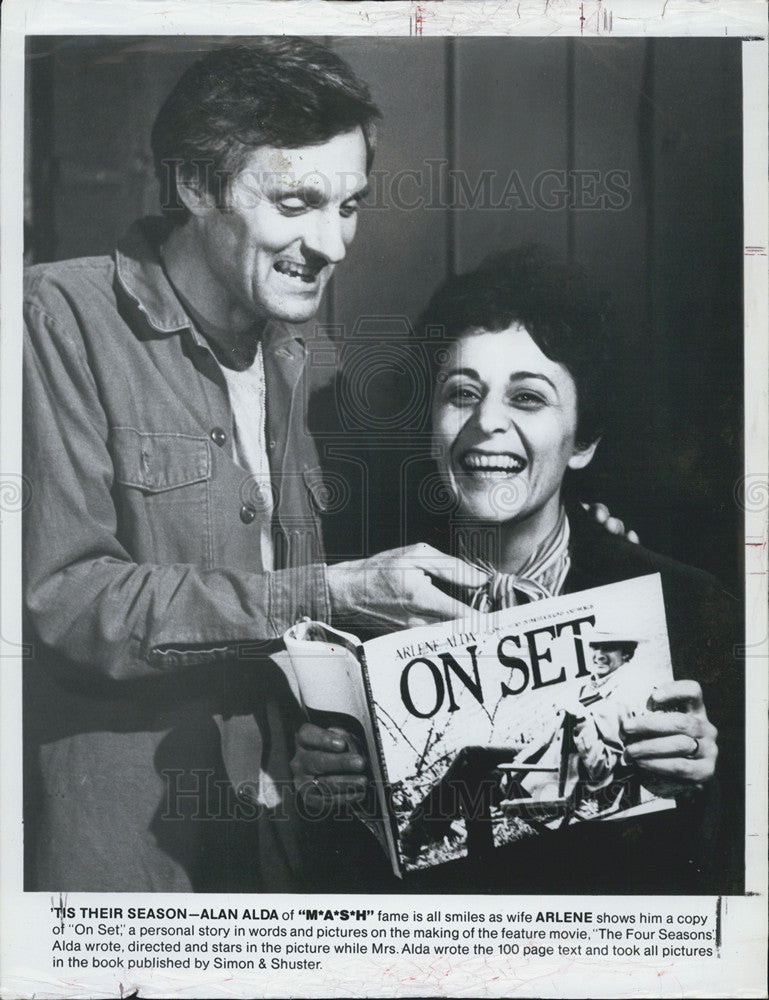 1981 Press Photo Alan Alda and Wife Arlene with Book &quot;On Set&quot; - Historic Images