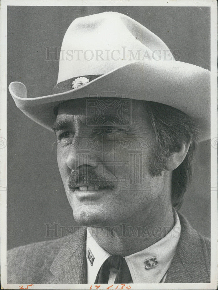 1970 Press Photo Dennis Weaver Stars As Sam McCloud - Historic Images