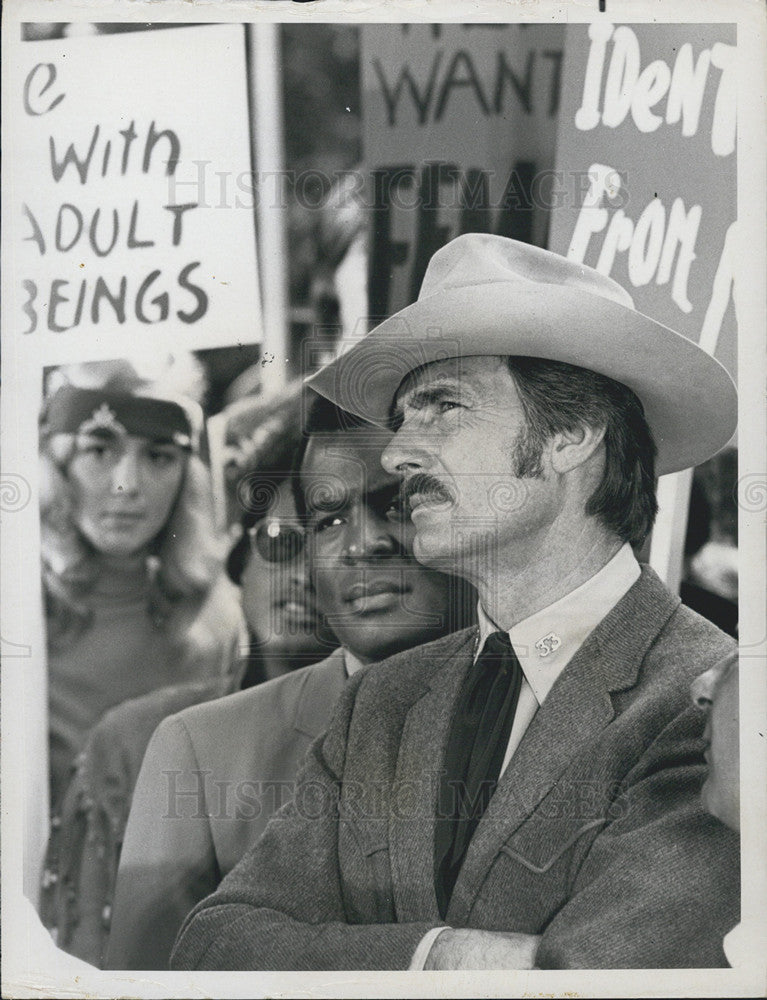 1971 Press Photo Dennis Weaver in &quot;McCloud&quot; - Historic Images