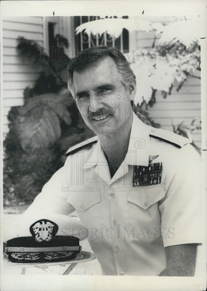 1983 Press Photo Dennis Weaver Stars In &quot;Emerald Point N.A.S.&quot; As Thomas Mallory - Historic Images