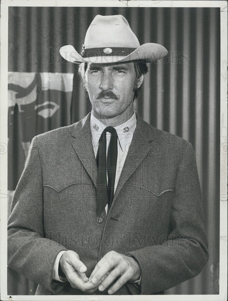 Press Photo Western Film Actor Dennis Weaver Scene - Historic Images