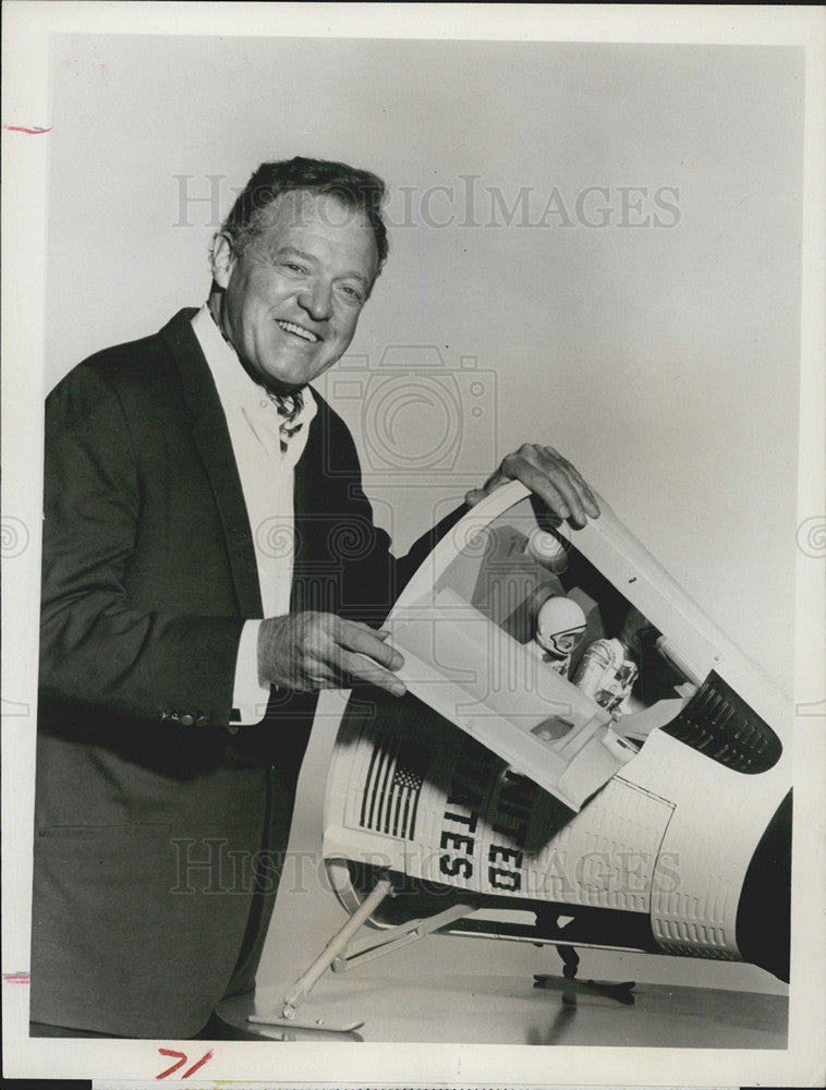 1965 Press Photo Van Heflin Stars In &quot;The Way Out Men&quot; - Historic Images