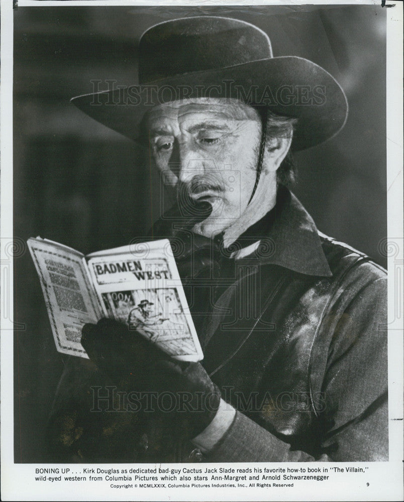 1979 Press Photo The Villain Film Actor Kirk Douglas Reading Pamphlet Scene - Historic Images