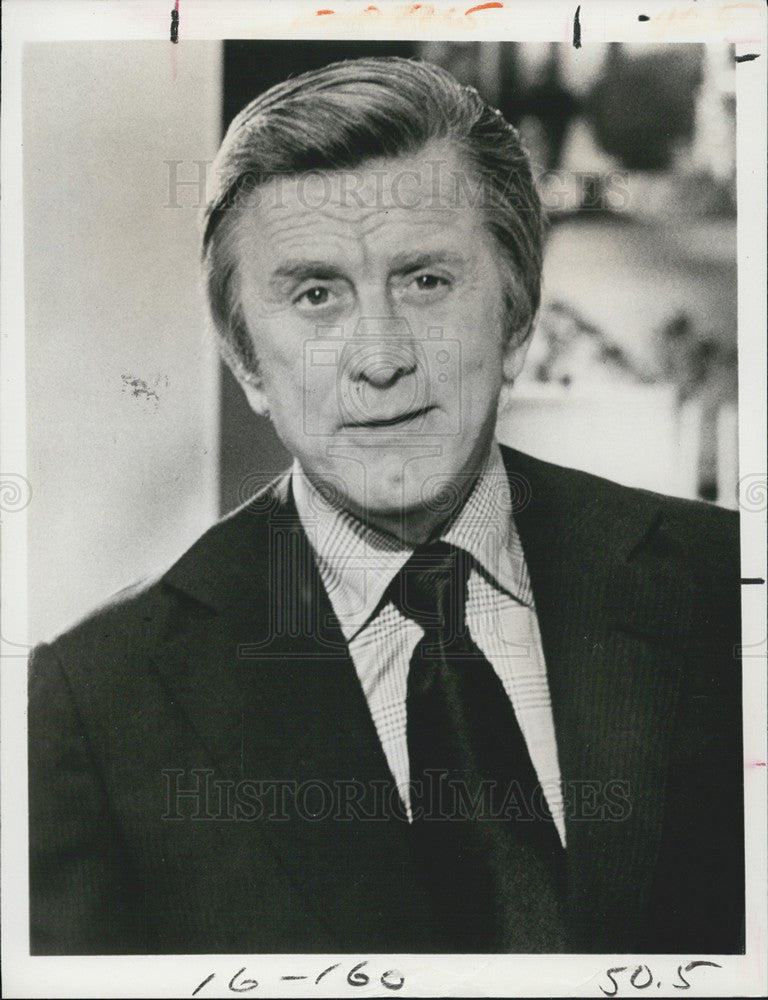 1975 Press Photo Kirk Douglas in The Tonight Show With Johnny Carson - Historic Images