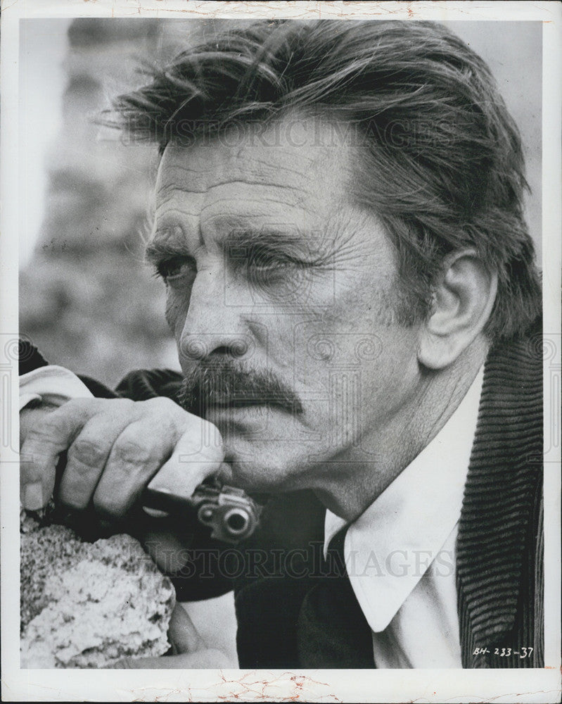 1970 Press Photo The Brotherhood Film Actor Kirk Douglas With Gun Scene - Historic Images