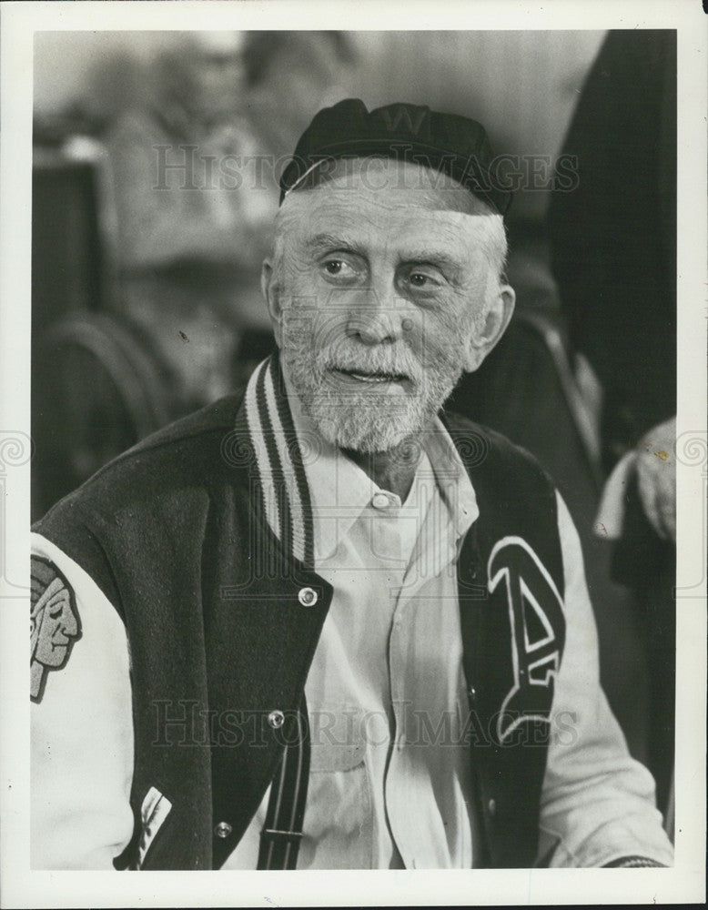 1985 Press Photo Amos Film Actor Kirk Douglas Wearing Letterman Jacket Scene - Historic Images