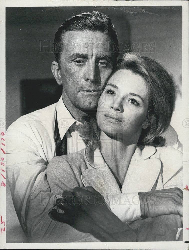 1970 Press Photo Cast A Giant Shadow Film Kirk Douglas Angie Dickinson Scene - Historic Images