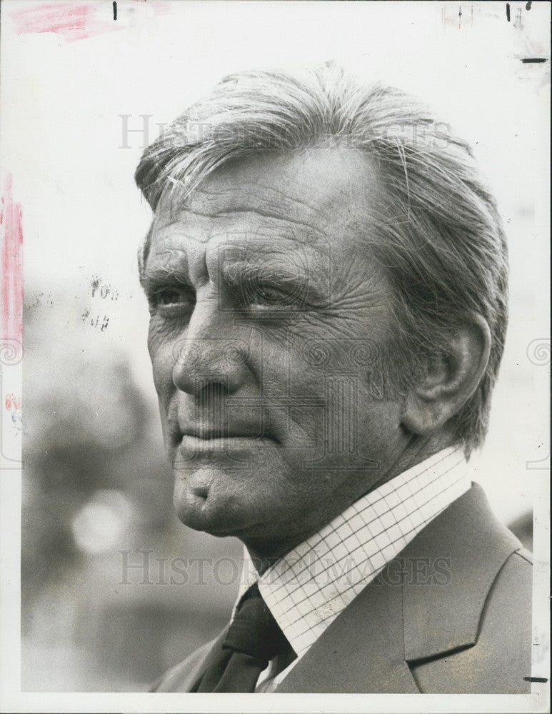 1976 Press Photo The Moneychangers Film Actor Kirk Douglas Closeup Scene - Historic Images