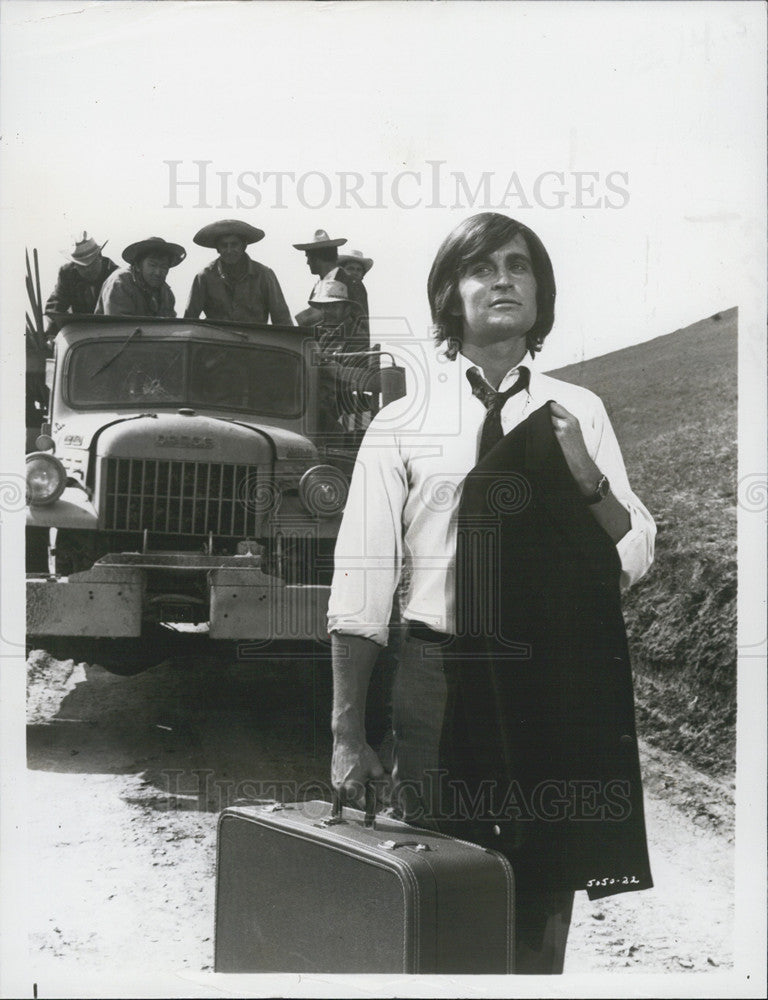 1978 Press Photo Hail Hero Film Actor Michael Douglas Carrying Luggage Scene - Historic Images