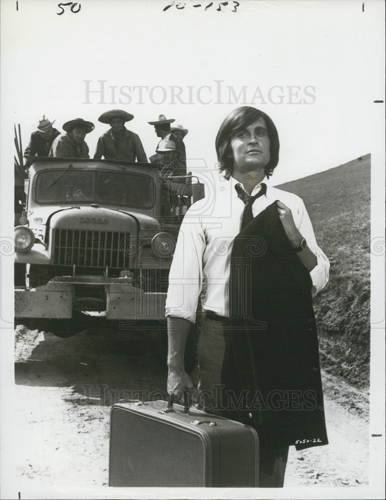 1978 Press Photo Hail Hero Film Actor Michael Douglas Walking With Luggage Scene - Historic Images