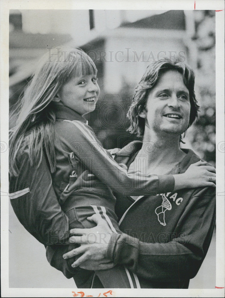 1981 Press Photo Running Film Michael Douglas Carrying Jennifer McKinney Scene - Historic Images