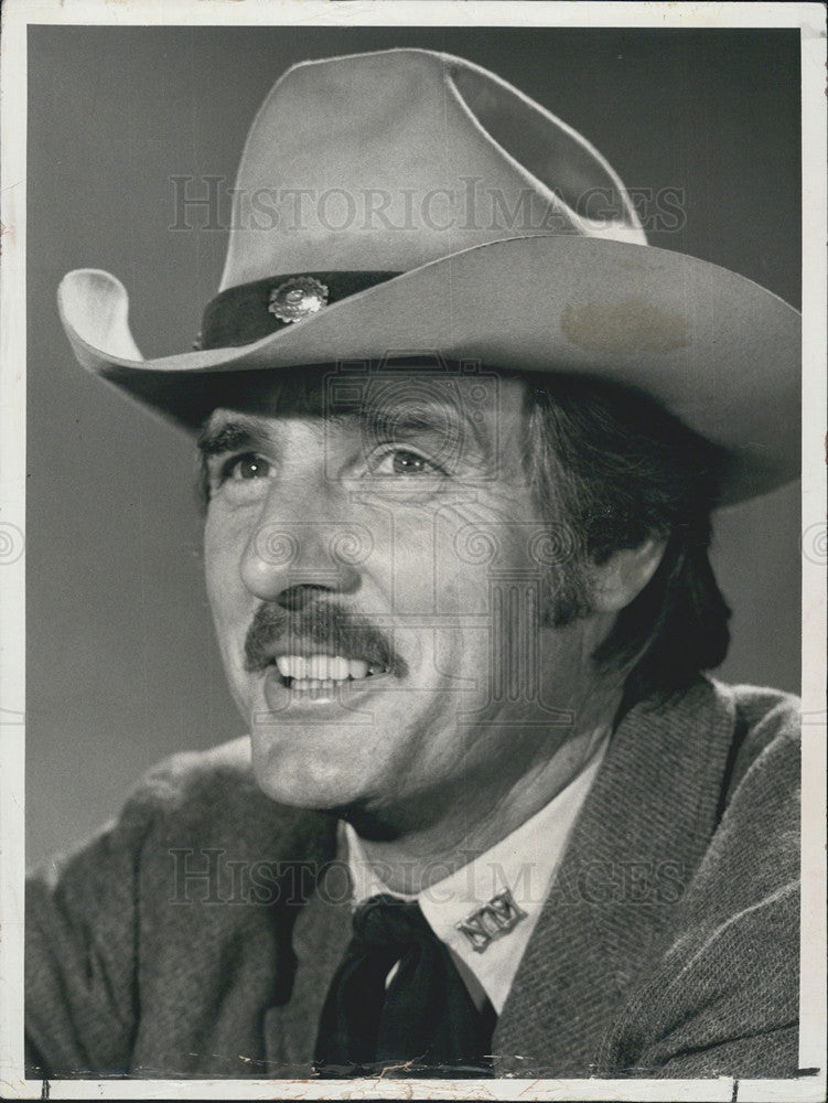 1971 Press Photo Dennis Weaver Stars As Deputy Marshall Sam McCloud In &quot;McCloud&quot; - Historic Images