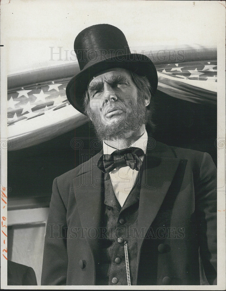 1973 Press Photo Dennis Weaver Stars In &quot;Great Man&#39;s Whiskers&quot; - Historic Images