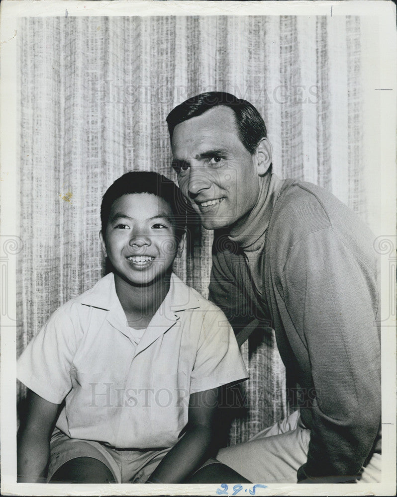 1964 Press Photo Television Actors Rickey Der Dennis Weaver Characters Portrait - Historic Images