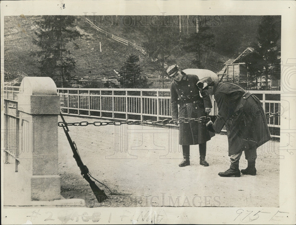 1934 Press Photo Bridge Over Kufersfeld-Kieferhauser Soldier Closing Chain - Historic Images