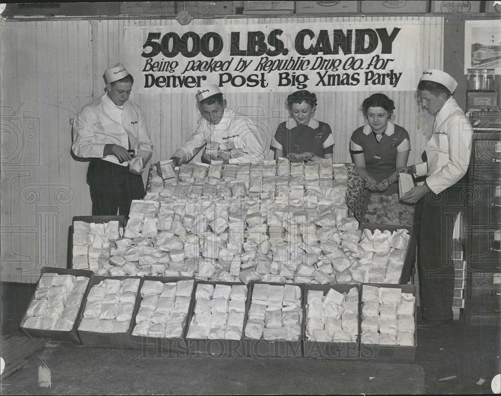 1938 Press Photo Republic Drug Co. Gives Away 10,000 bags of Candy to Children - Historic Images