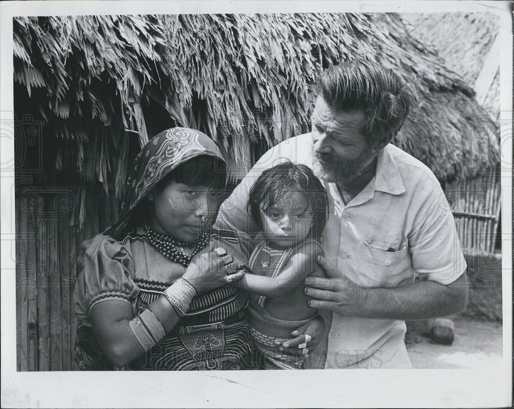 1975 Press Photo John Madden with Indian Friends San Blas Islands - Historic Images