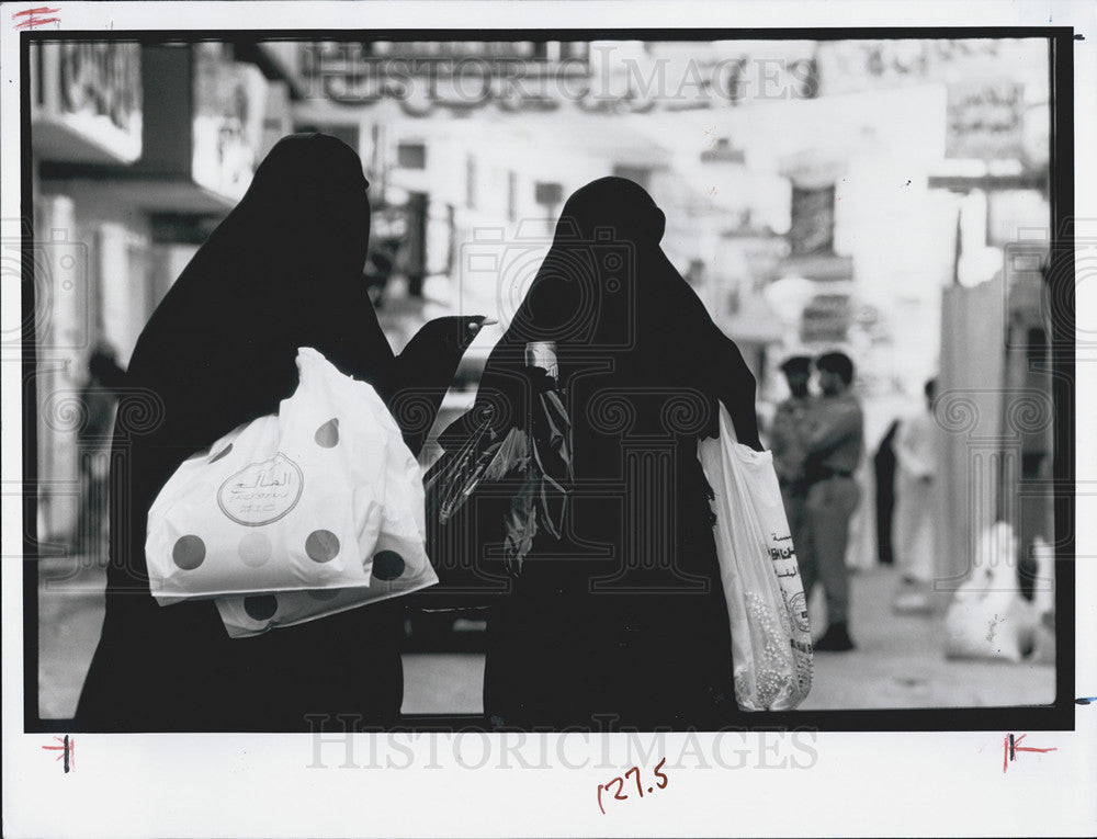 1990 Press Photo Middle East Women Shop at Market - Historic Images