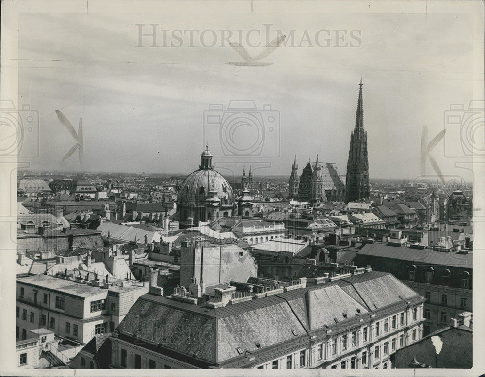 1962 Press Photo Rooftops of Vienna with St. Stephen&#39;s Cathedral Towering Above - Historic Images