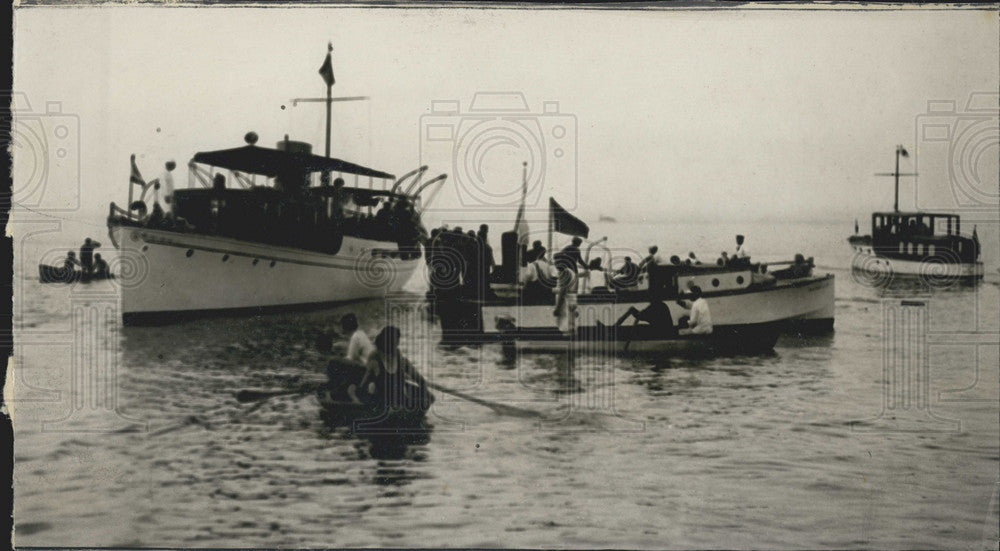 1927 Press Photo Being rescued off a boat - Historic Images