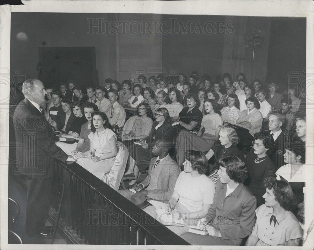 1949 Press Photo Superintendent Hunt Interview/Chicago Daily News Keen Teens - Historic Images