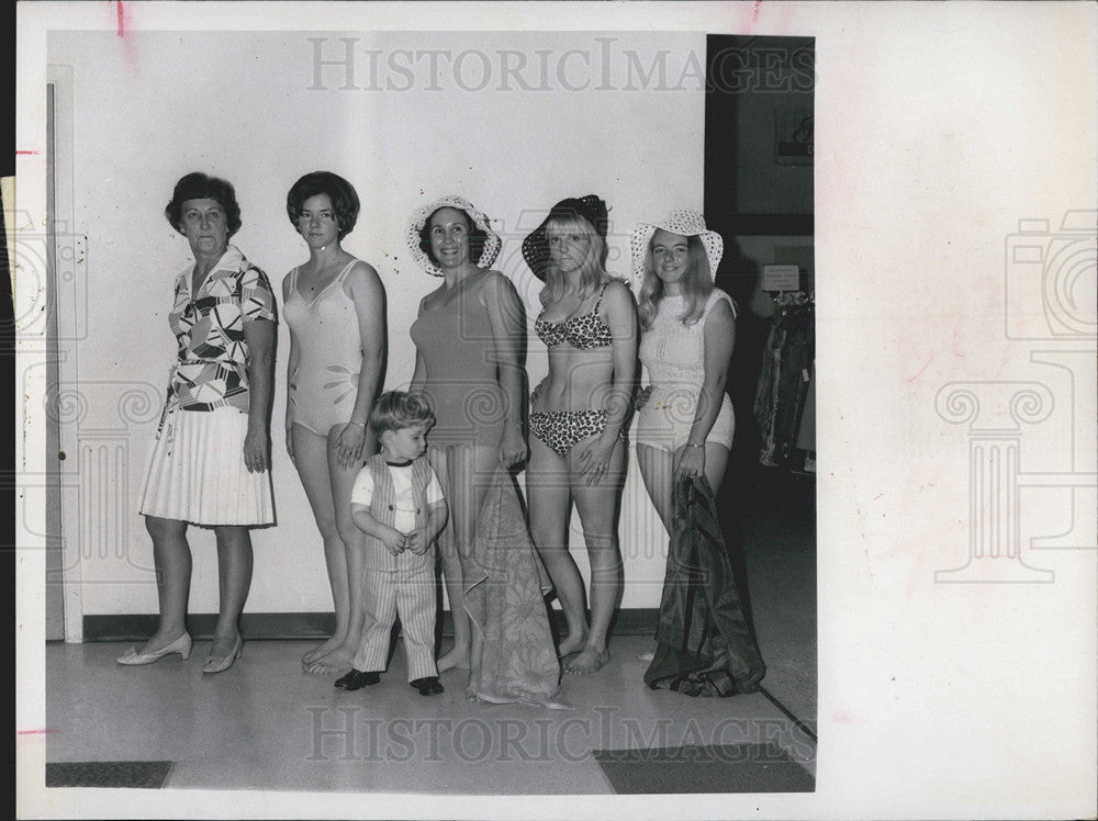 1971 Press Photo Hudson Volunteer Fire Department Style Show/Card Party - Historic Images