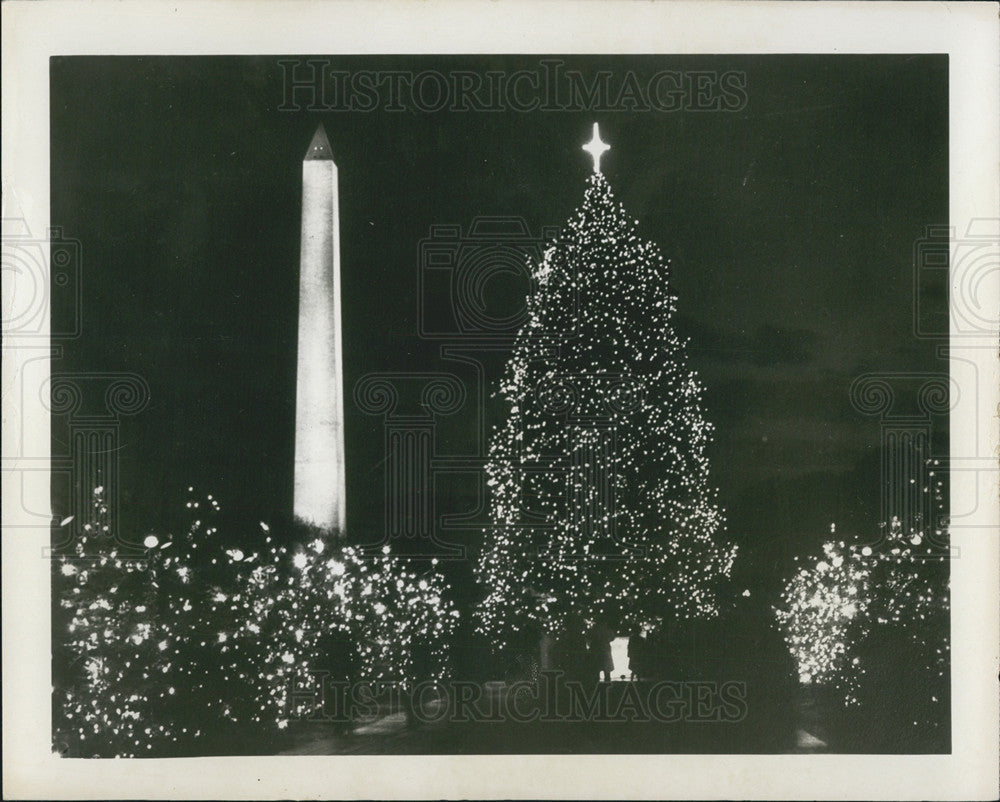 Press Photo Washington D.C. Monument At Christmas Time - Historic Images