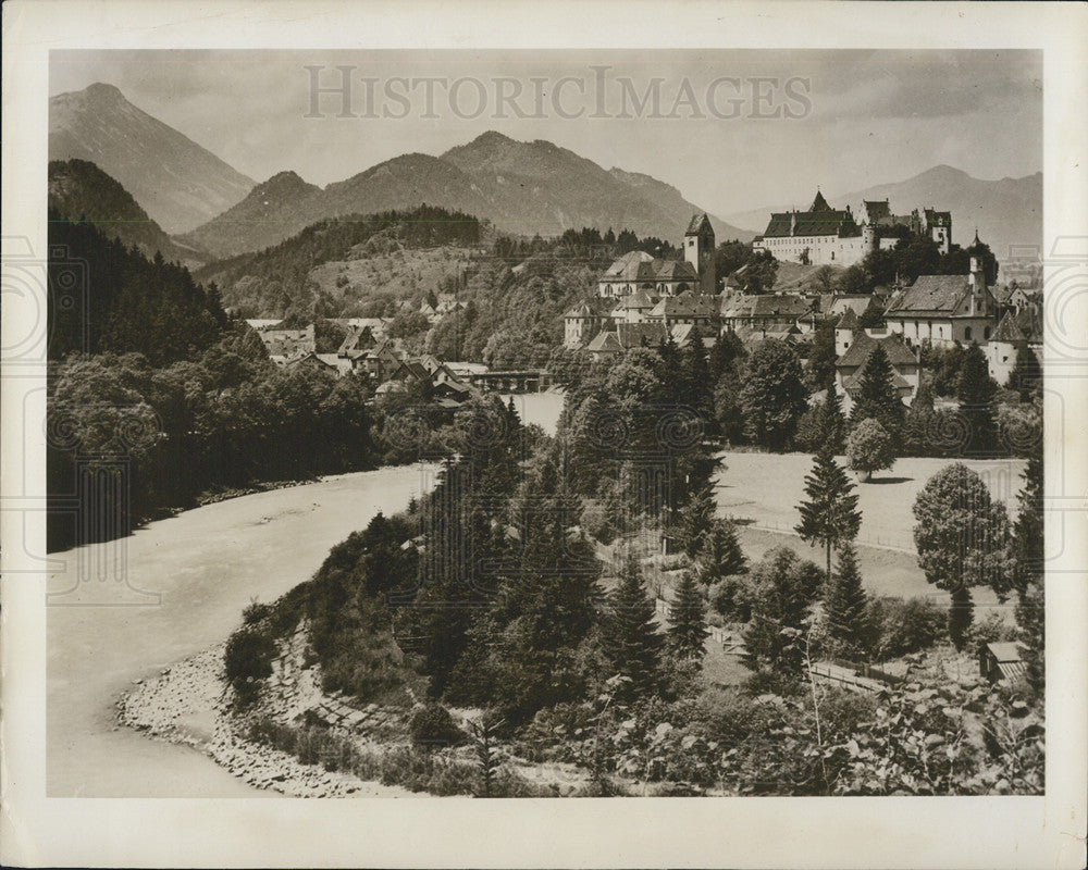 Press Photo Overhead Shot Of Rhine River In Germany Medieval town In Backdrop - Historic Images