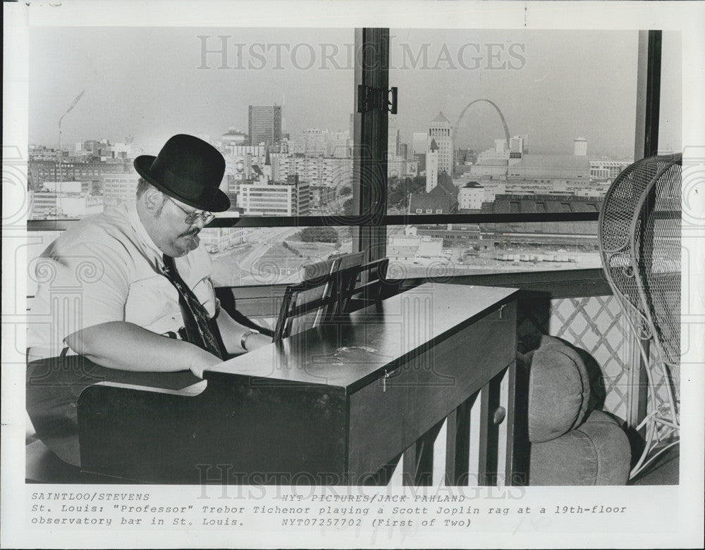 1977 Press Photo Trebor Tichenor Plays Scott Joplin Rag/St. Louis Missouri - Historic Images