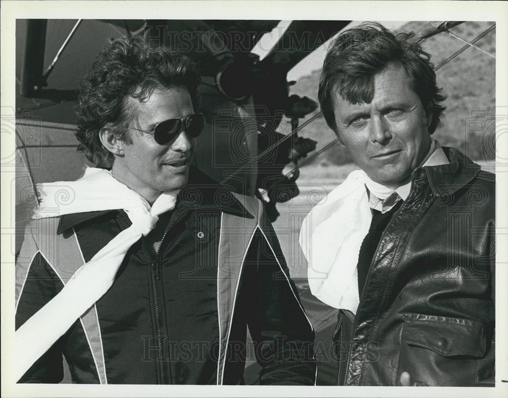 Press Photo Edd &quot;Kookie&quot; Byrnes and Dack Rambo in tv show &quot;Sword of Justice&quot; - Historic Images