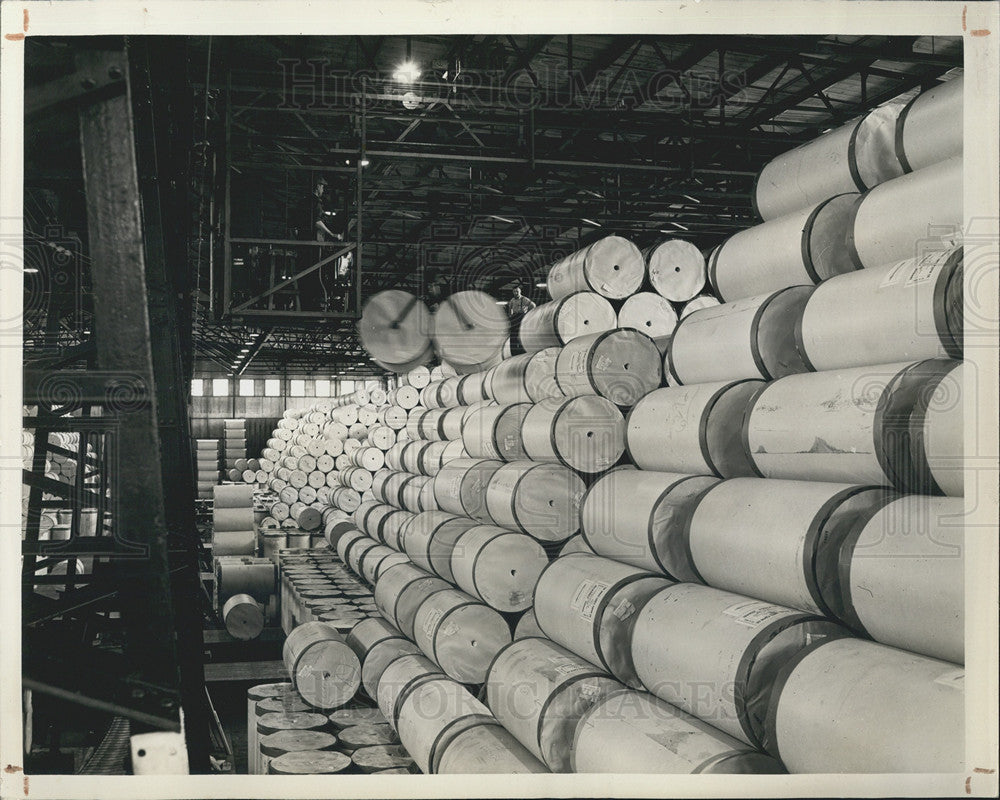 1942 Press Photo Rolls Paper In Chicago Daily News Press Factory - Historic Images