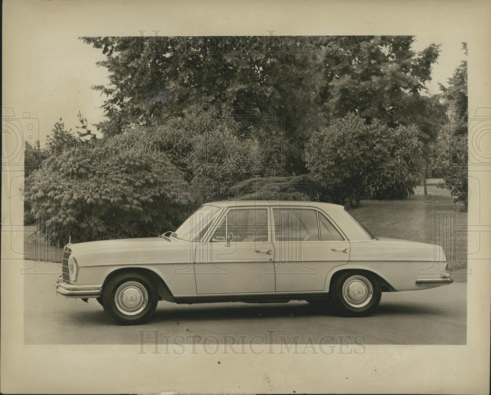 1965 Press Photo Mercedes Benz Sedan Side view 4 Door With Flat Roof Line - Historic Images