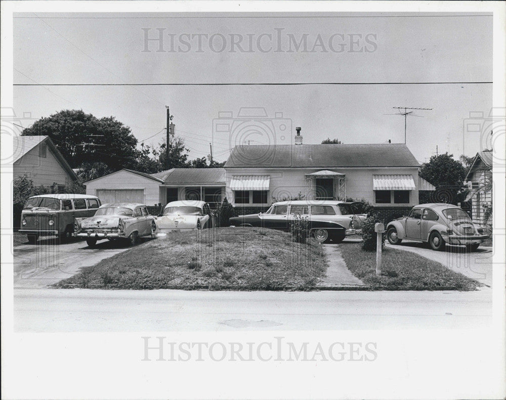 1987 Press Photo Gulfport resident Dewitt Baldwin&#39;s five cars infront his home - Historic Images