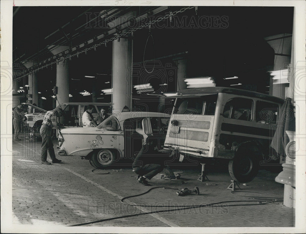 1964 Press Photo Scene from an automotive body repair class in South Bend - Historic Images