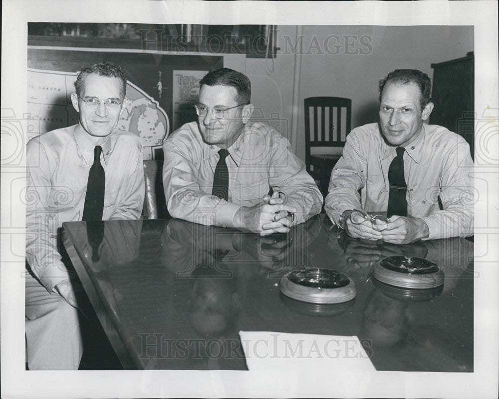 1954 Press Photo Capt. Glen R Glasscock, Cmdr. Fred L Baker and Frederick Banter - Historic Images