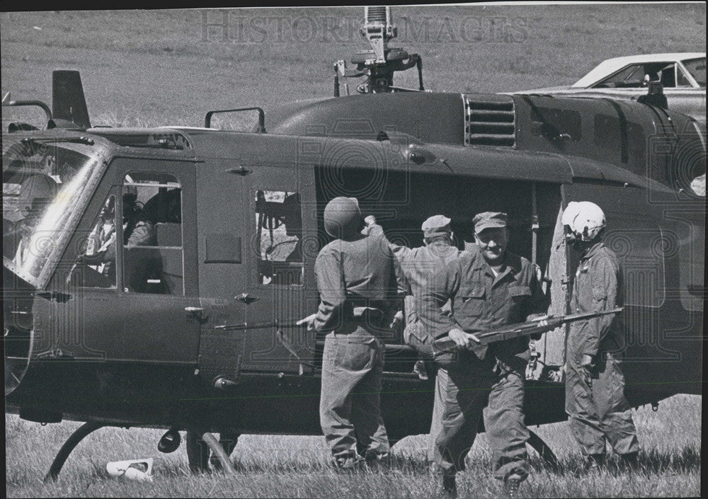 1967 Press Photo Navy Reserve Training, wounded taken aboard helicopter - Historic Images