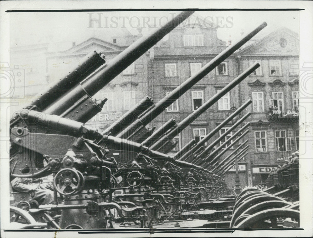 1938 Press Photo Czechoslovakia&#39;s Capitol &amp; Battery Of Modern Anti-Aircraft Guns - Historic Images