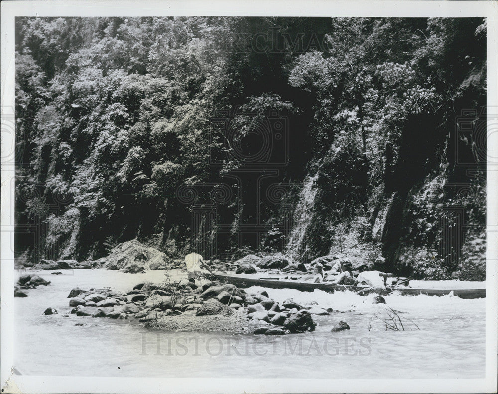 1965 Press Photo Canoeing down the Pagsanjan River in the Phillipines - Historic Images